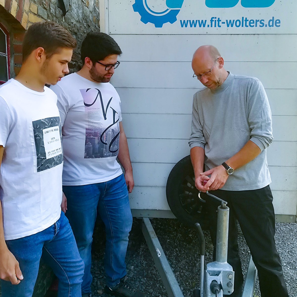 Foto: Geschäftsführer Dirk Wolters mit Jugendlichen